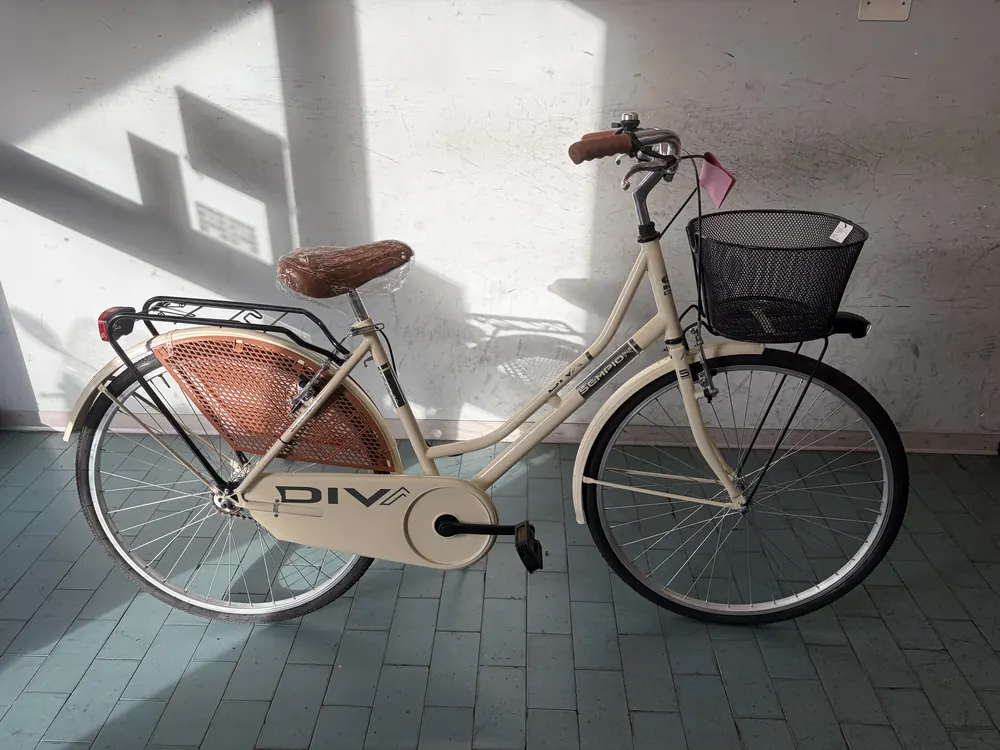 Bici da città color crema con cestino