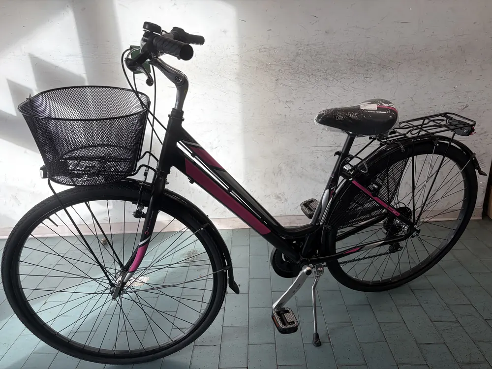 City bike da donna nera con cestino