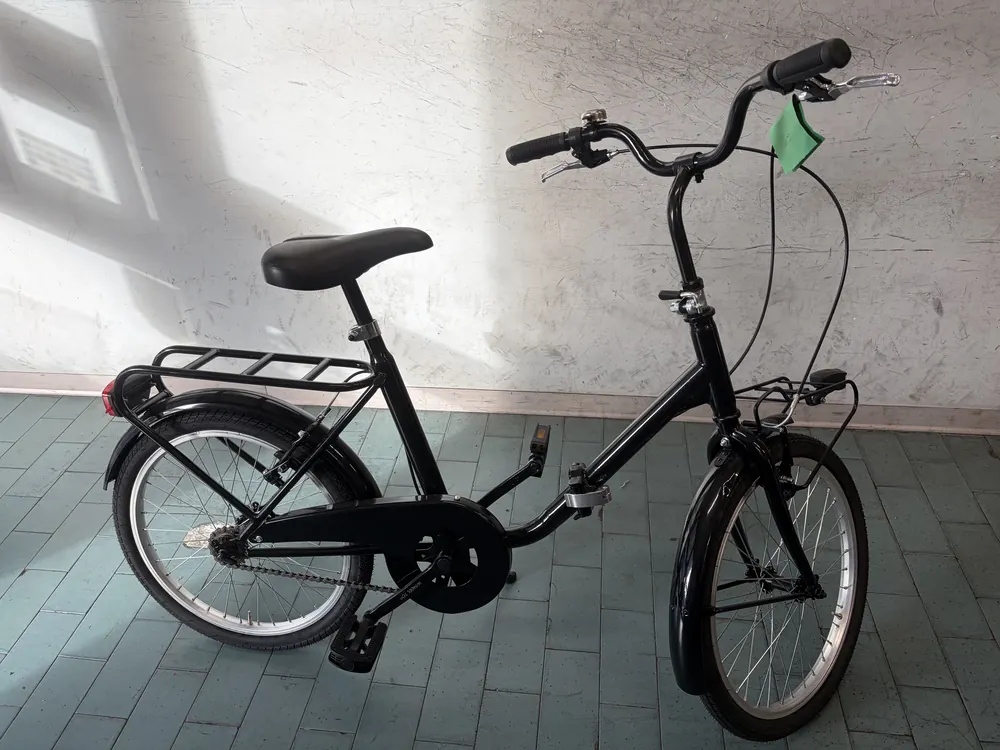 Bici nera con portapacchi